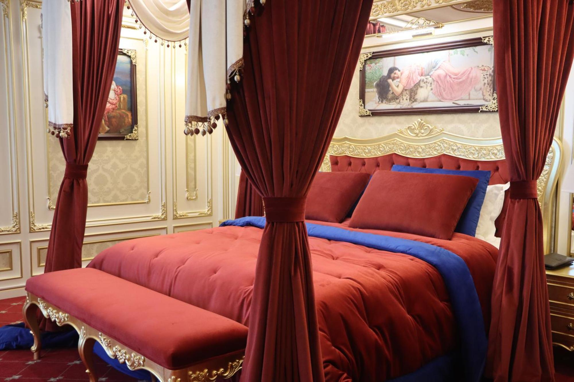 Cristal Erbil Hotel Ngoại thất bức ảnh A bed with curtains
