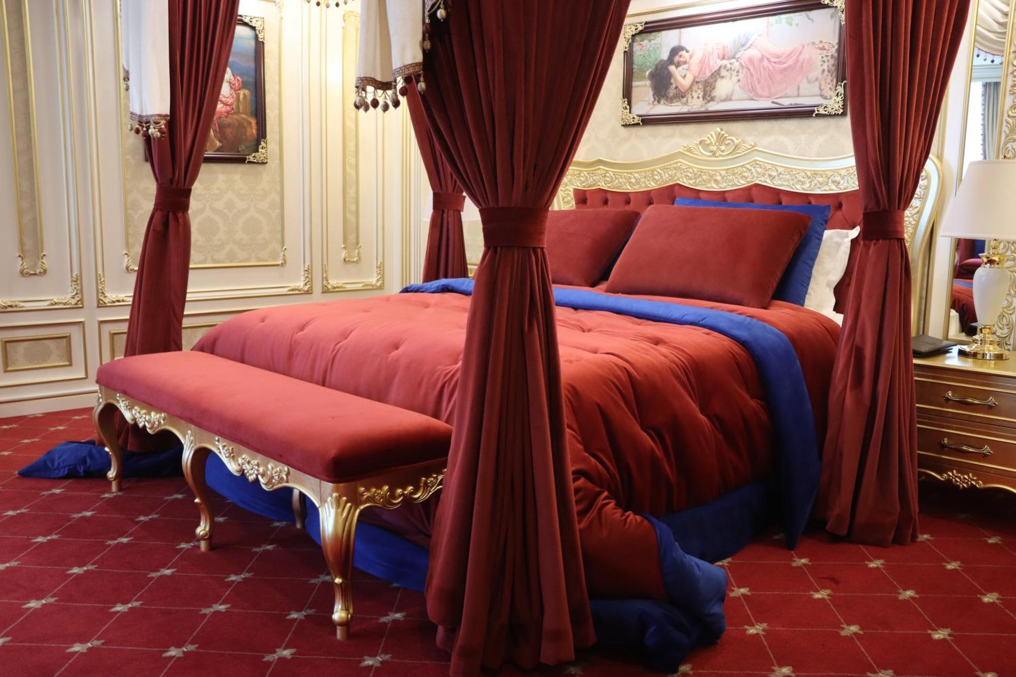 Cristal Erbil Hotel Ngoại thất bức ảnh A bed with curtains