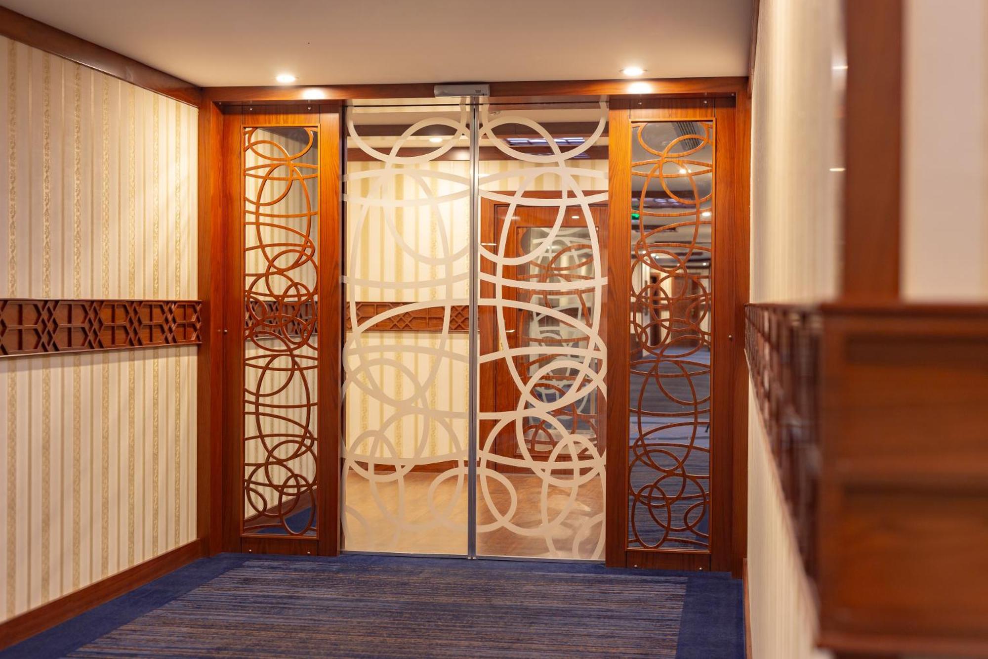 Cristal Erbil Hotel Ngoại thất bức ảnh A door with etched glass