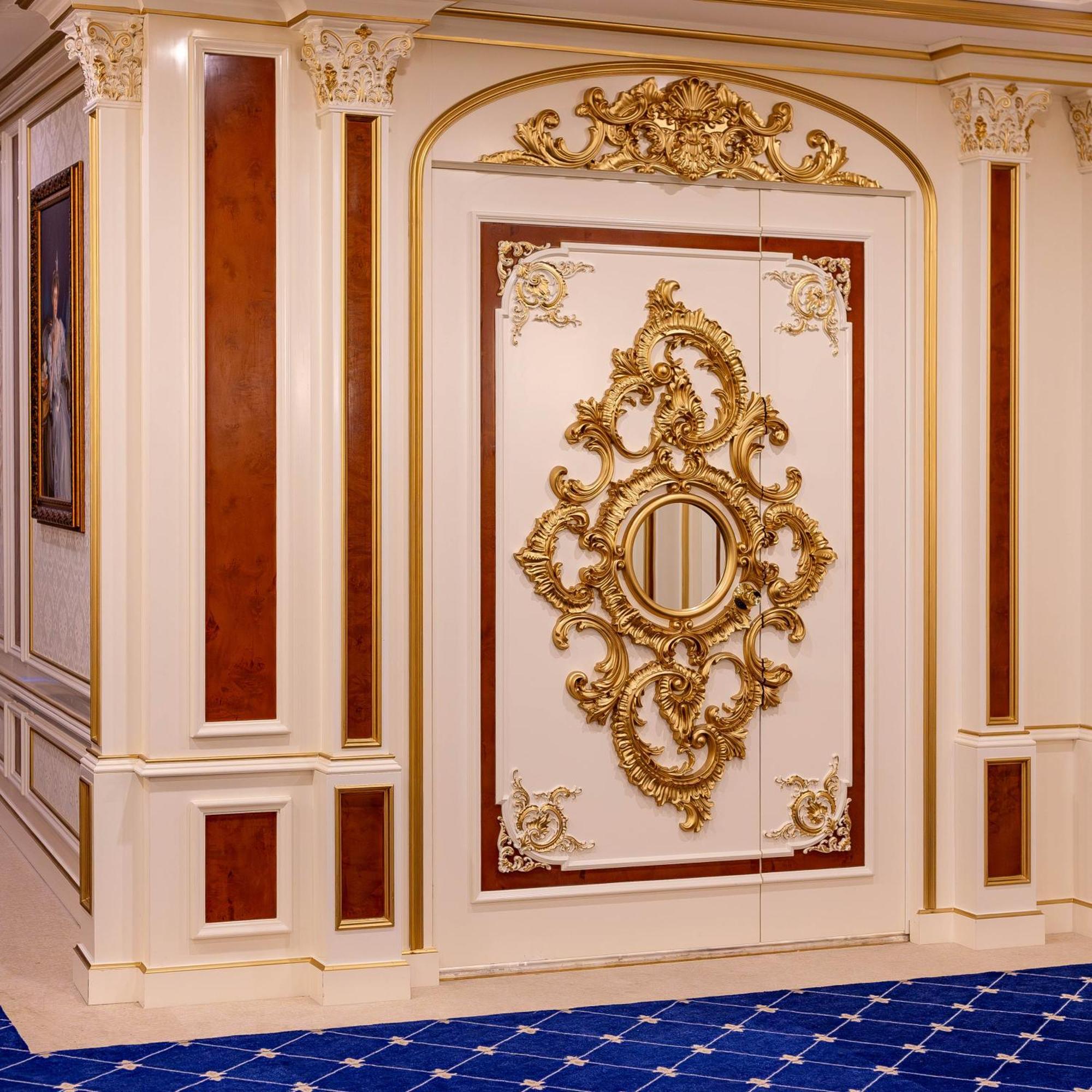 Cristal Erbil Hotel Ngoại thất bức ảnh A wall decorated with stucco