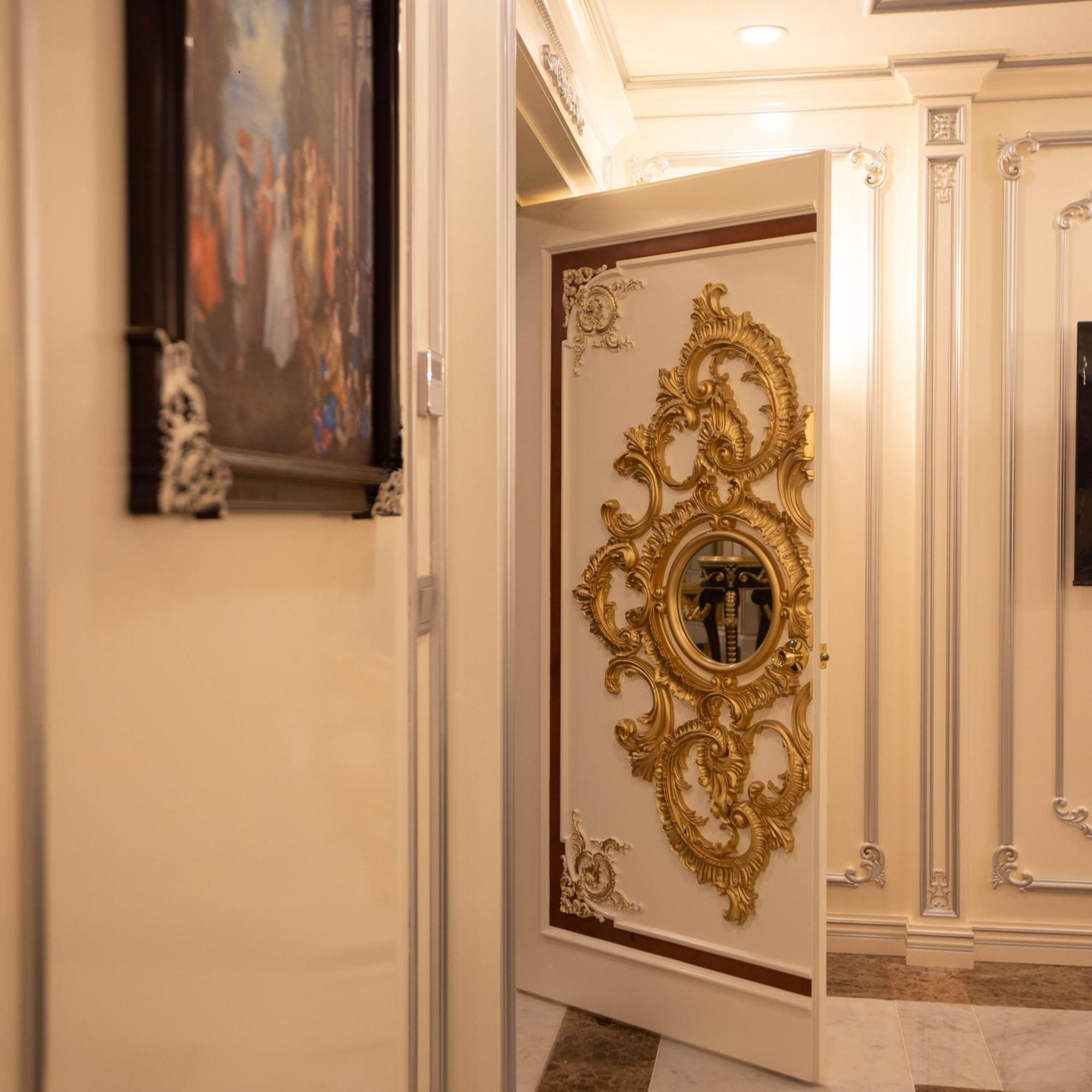 Cristal Erbil Hotel Ngoại thất bức ảnh A door in the hotel