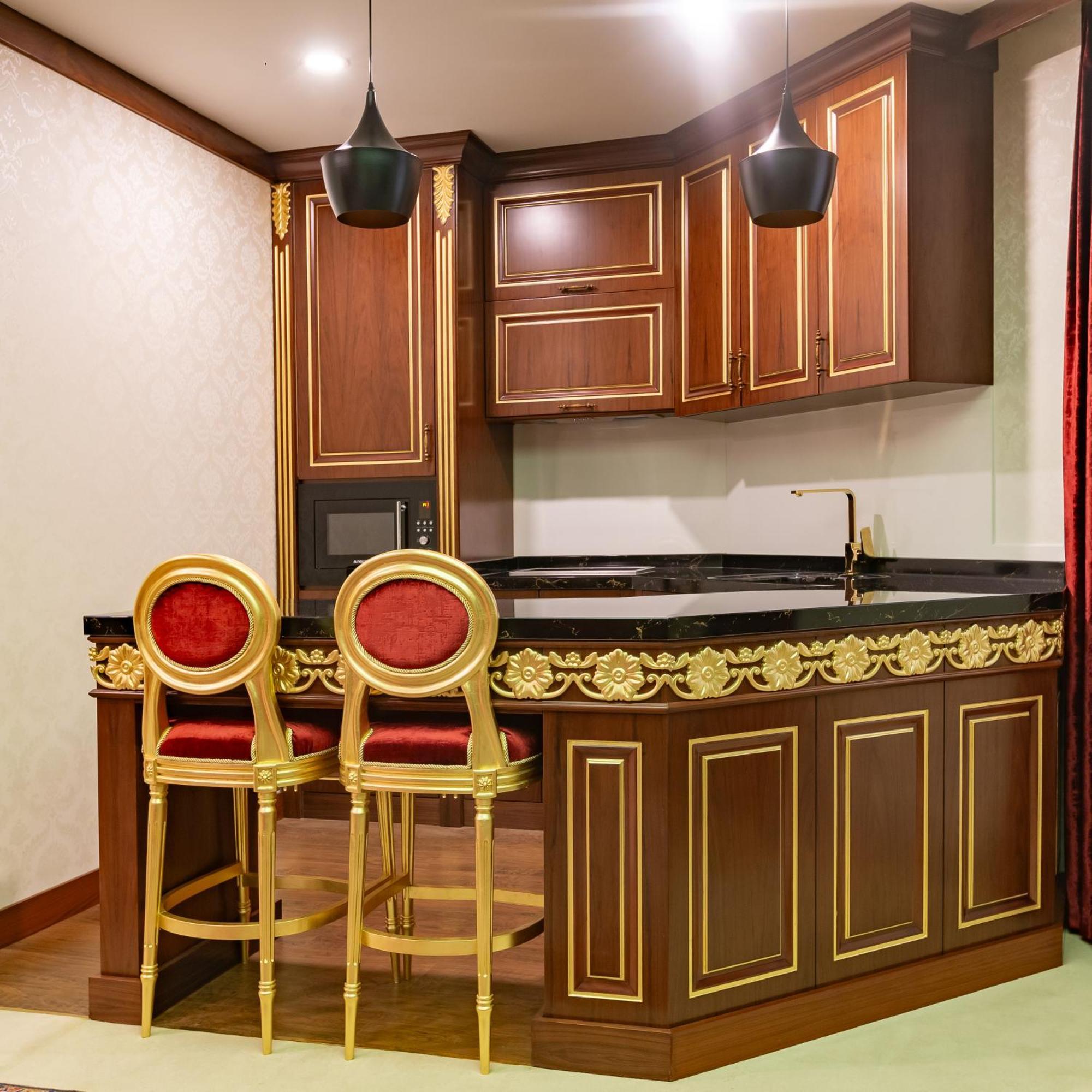 Cristal Erbil Hotel Ngoại thất bức ảnh A wet bar in a hotel suite