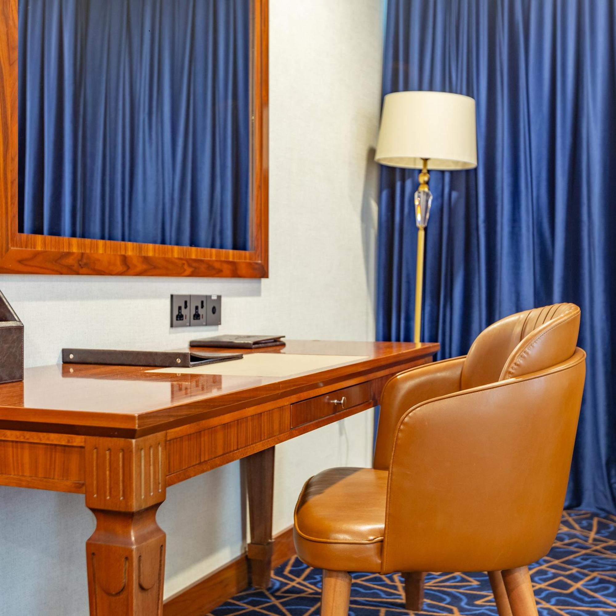 Cristal Erbil Hotel Ngoại thất bức ảnh A writing desk in a hotel room